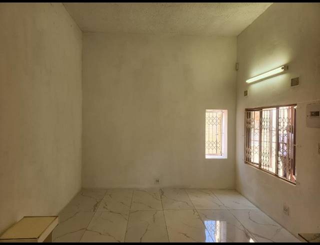 1 BEDROOM PROPERTY TO RENT IN CROSSMOOR